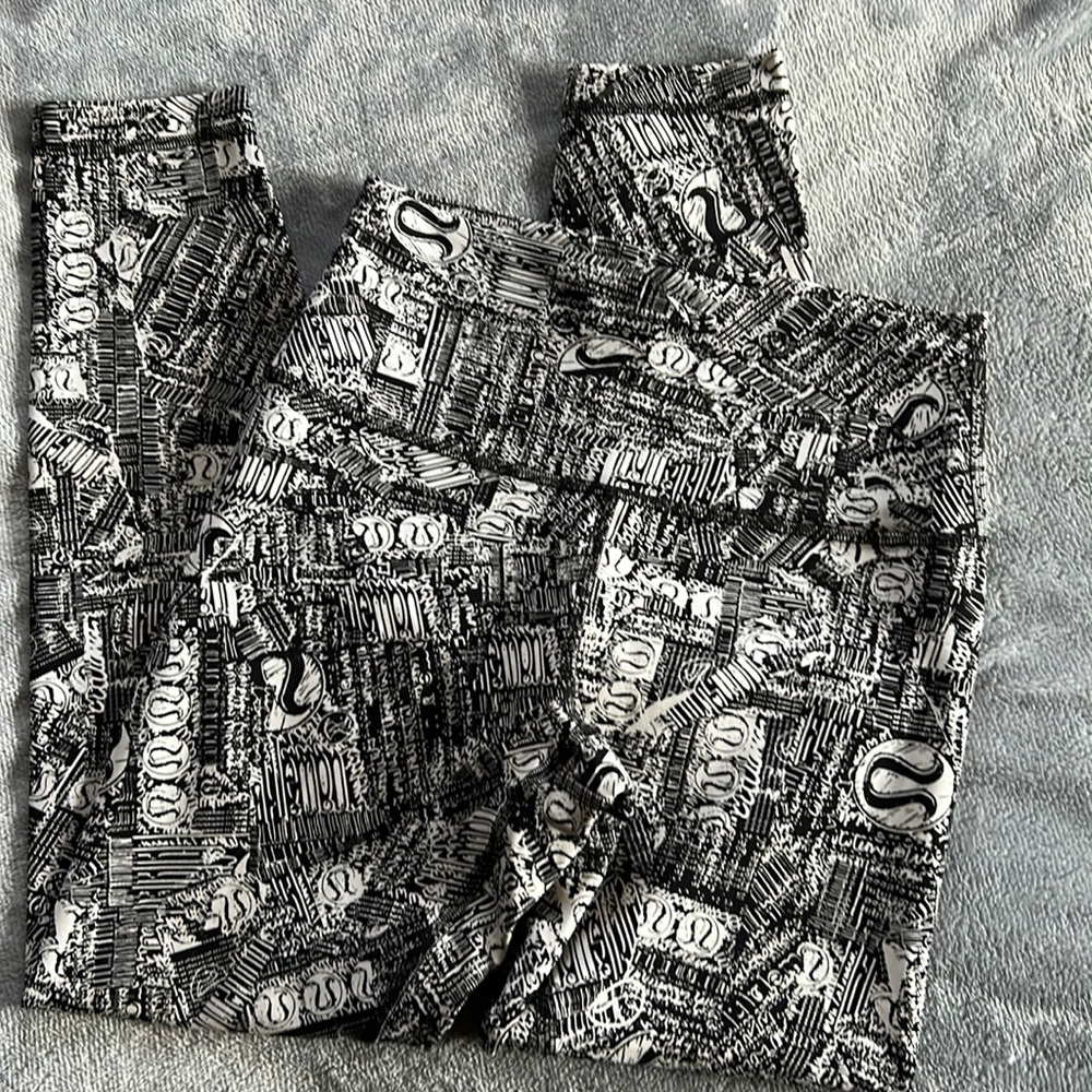 Lululemon rare graffiti leggings⚪️⚫️